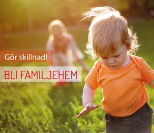 Ett litet barn i orange skjorta går på grönt gräs med en vuxen i den suddiga bakgrunden. Svensk text lyder "Gör skillnad! BLI FAMILJEHEM", en uppmaning till människor att bli fosterfamilj.